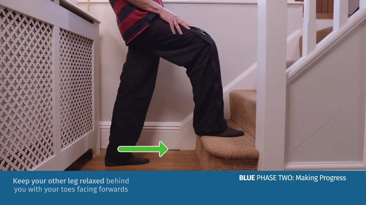 osoba kráčajúca po schodoch