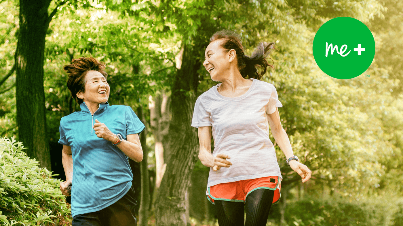 dve ženy bežiace v lese